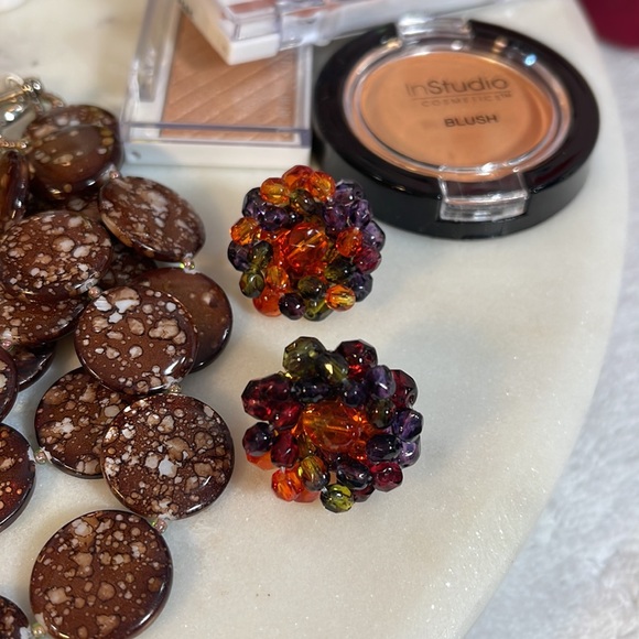 LARGE BUNDLE OF BEAUTY PRODUCTS & JEWELRY W/Lg. Cosmetic Bag - Picture 12 of 17